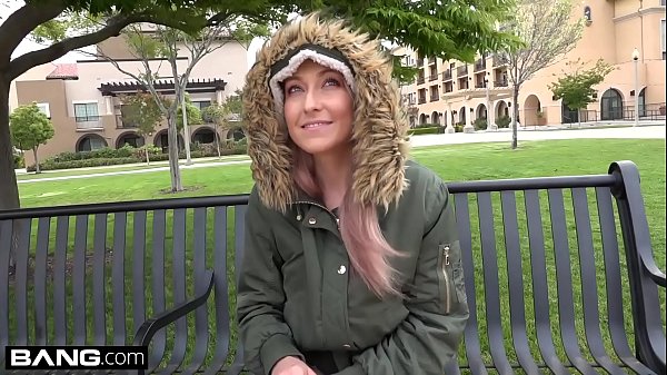 Teen Valerie White gives roadhead & fucks in the backseat