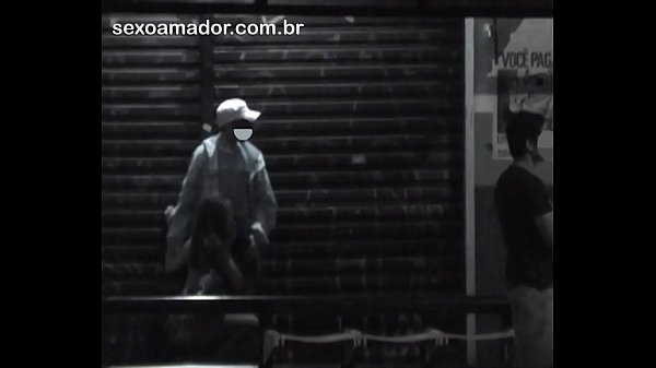 Mulher faz sexo oral no parceiro, em parada de ônibus na rua