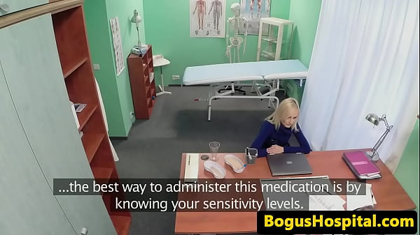 Skinny patient dickriding doctor in cowgirl